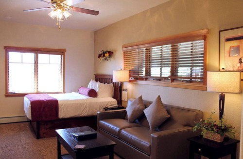 Peak 9 Cabin | Charming 2-bedroom lodge with WiFi, ski-in and ski-out, walking distance to town