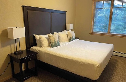 Peak 9 Cabin | Charming 2-bedroom lodge with WiFi, ski-in and ski-out, walking distance to town