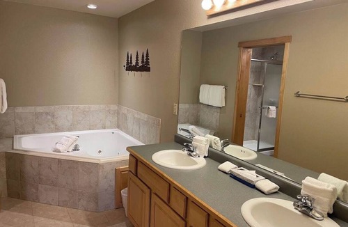 Peak 9 Cabin | Charming 2-bedroom lodge with WiFi, ski-in and ski-out, walking distance to town