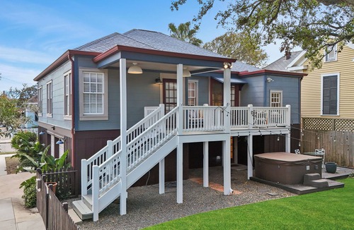 San Jacinto House | Charming 4-bedroom Elegant Home in Galveston, Texas