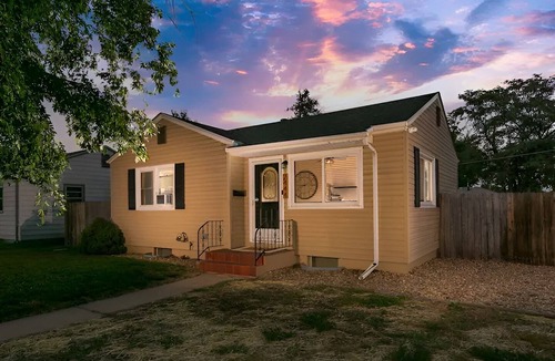 Greeley House | Charming Bungalow Getaway close to UNC. Jacuzzi, Firepit, grill, NO CLEANING FEE