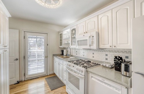 Ken Caryl Cottage | Charming Cottage, Pet-Free, AC, King Bed, Near Red Rocks, Licensed!