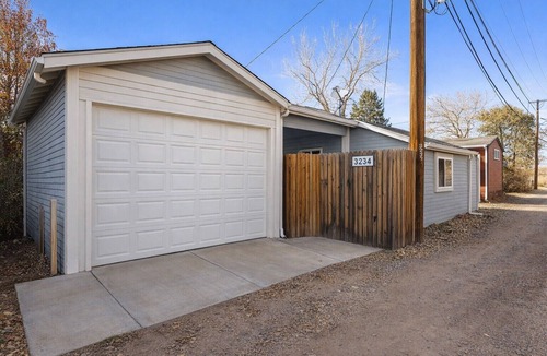 Englewood Cottage | Charming Cottage - Prime Location - Garage - 1BD