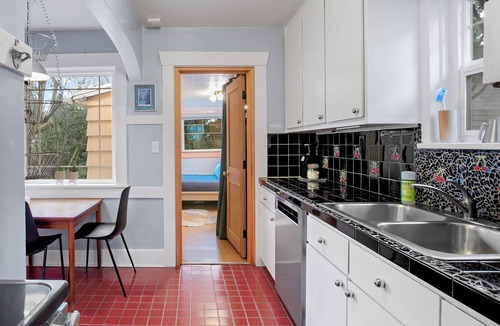 Wallingford House | Charming Green Lake Craftsman – Hot Tub, AC, Dog Friendly, Walk to Lake & C.