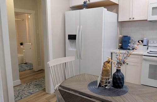 Murray House | Charming Murray Home 2 bed/1 bath 20 min to ski/hike or downtown. 5 min to IMC.