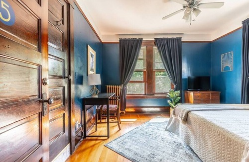 Broadway Hotel | Charming Room in Historic BnB with Parking - Rm 5