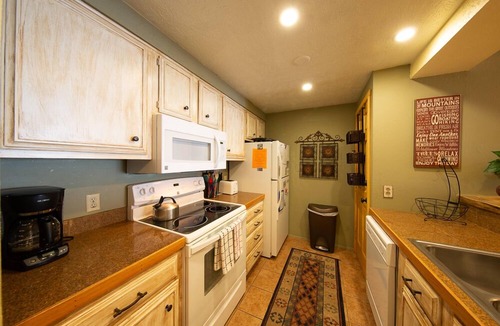Mount Crested Butte Condo | Chateaux Condo | 2 Bedroom | Outdoor Pool and Hot Tub | On BusRoute
