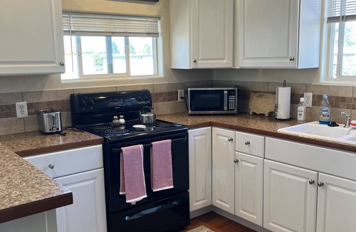 Montrose House | Cheerful historic Townsend Park bungalow in the heart of downtown!