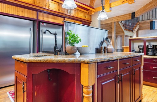 Historic District Villa | Cherry Ridge by AvantStay | Incredible Mountain Mansion w/Game Room, Hot Tub