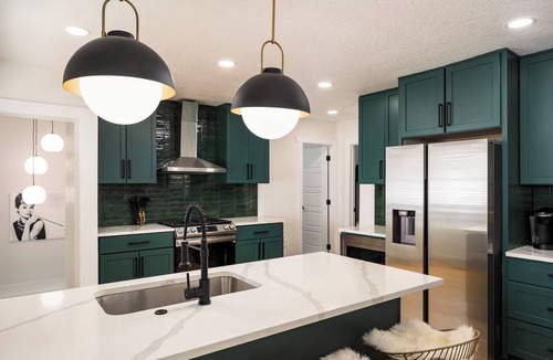 Denver House | Chic 4-bedroom house with Karaoke Lounge, Cedar Hot Tub, minutes to downtown