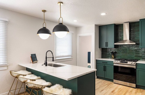 Denver House | Chic 4-bedroom house with Karaoke Lounge, Cedar Hot Tub, minutes to downtown