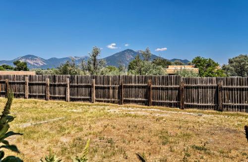El Prado Apartment | Chic Studio w/Grill - 25 Mins to Taos Ski Valley!