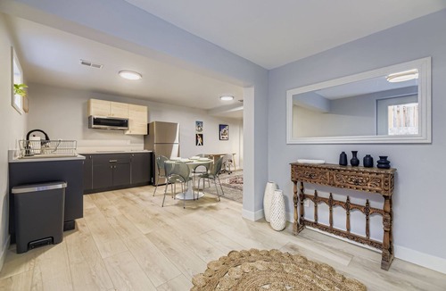 Hampden Apartment | Chic Urban Apartment/Great Location + Free parking
