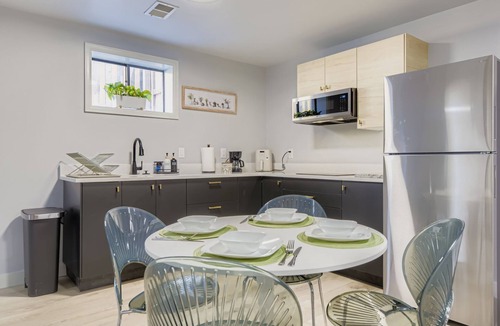 Hampden Apartment | Chic Urban Apartment/Great Location + Free parking