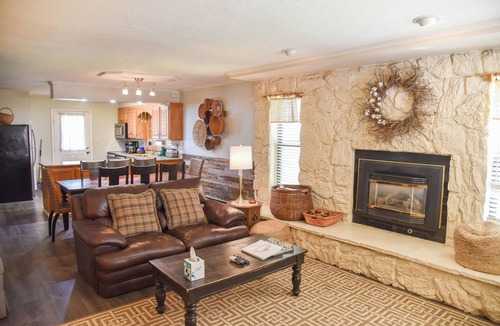 Red River Apartment | Claim Jumper #12 Townhouse
