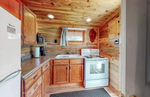 Red Feather Lakes Cabin | Classic Log Cabin with Fireplace in Red Feather Lakes, Perfect for a Romantic Weekend in the Rocky Mountains