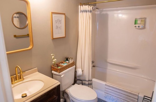 Charleston House | Clean, Private Guesthouse-9 min. to Downtown Charleston, 15 min. to FollyBeach!