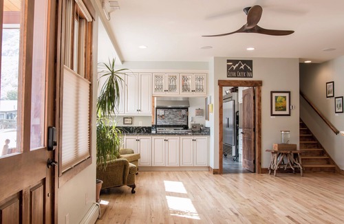 Historic District Hotel | Clear Creek Inn
