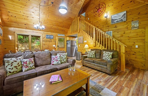 Black Bear Falls Cabin | “Cocoa Cabin | 3 King Suites - Hot Tub - Near Downtown Gatlinburg”