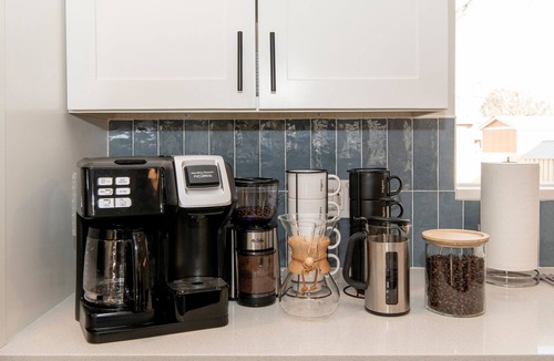 Alta Vista Area House | Coffee Lovers. King Beds. Modern Retreat! Quiet. Close to Old Town!