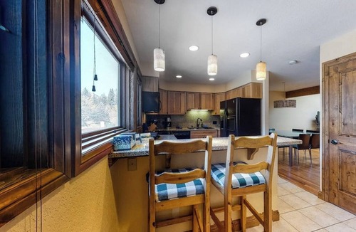 Intermountain House | Comfortable, family-friendly townhouse with mountain views and a full kitchen