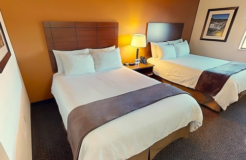 West Jordan Hotel | Comfortable Stay! Full Kitchen, Pets Allowed! Close to America First Fields!