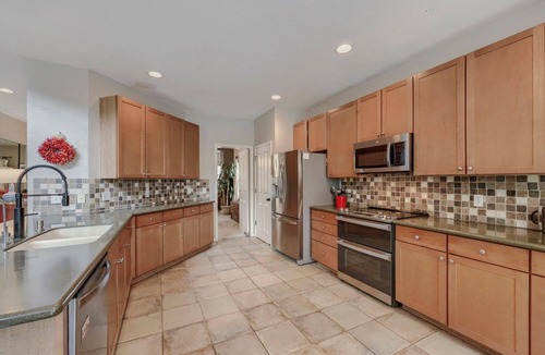 The Meadows House | Comfy 4-Bedroom House in Castle Rock with Priv. Fenced-in Backyard/Dog Friendly.