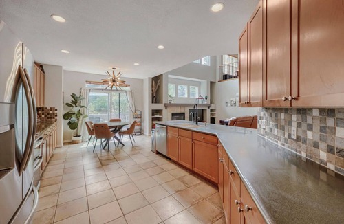 The Meadows House | Comfy 4-Bedroom House in Castle Rock with Priv. Fenced-in Backyard/Dog Friendly.