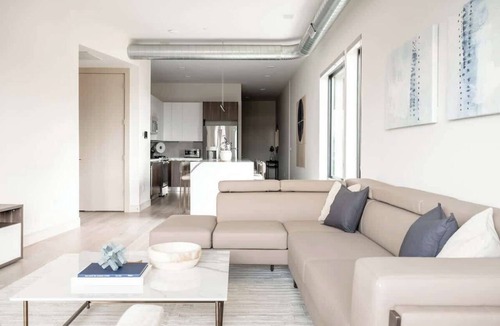 Jefferson Park Condo | Contemporary Condo | Grill + Balcony | Tesoro