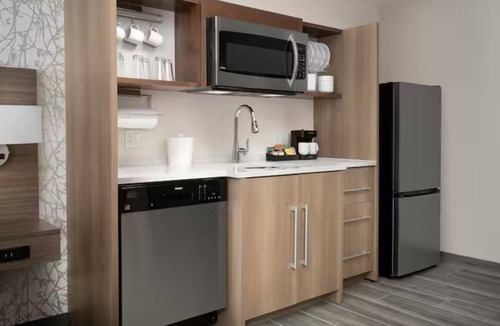 Ludlam Hotel | Convenient Blue Lagoon Suite Minutes MIA Airport, Coral Gables & Downtown Miami