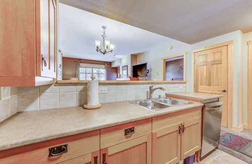 Copper Mountain Village Condo | Convenient Center Village 1 bedroom CONDO w hot tubs, internet & parking garage