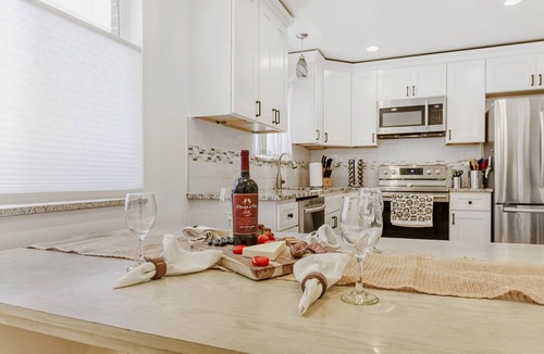 Scenic Heights House | Convenient Location! Up to 11 guests. 5 beds-2 Kings! Foosball, games. Garage.