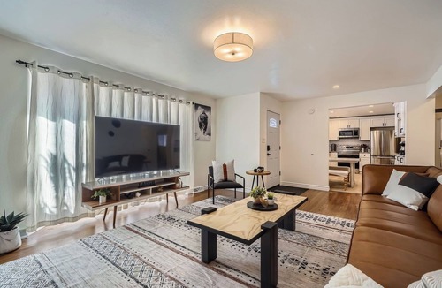Scenic Heights House | Convenient Location! Up to 11 guests. 5 beds-2 Kings! Foosball, games. Garage.