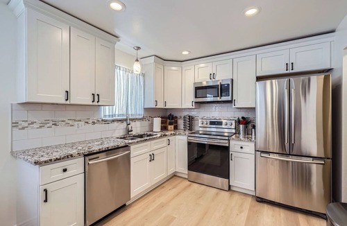 Scenic Heights House | Convenient Location! Up to 11 guests. 5 beds-2 Kings! Foosball, games. Garage.