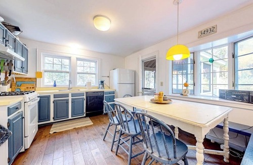 Sunderland House | Countryside mountain-view retreat with screened porch, near ski resorts & golf