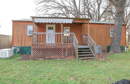 Park Hill Cabin | Cozy 1-bedroom Farm Stay in Tahlequah OK with photo opportunities available