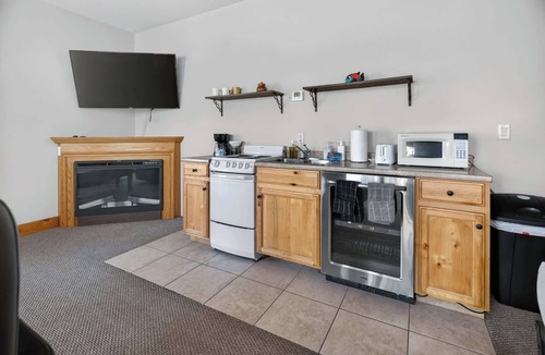 Fort Collins Apartment | Cozy 1BR Retreat with Deck, Views & Jetted Tub