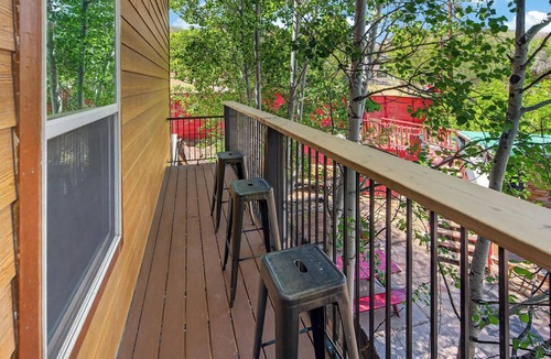 Fort Collins Apartment | Cozy 1BR Retreat with Deck, Views & Jetted Tub