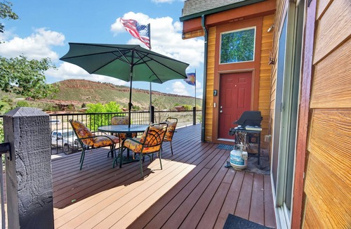 Fort Collins Apartment | Cozy 1BR Retreat with Deck, Views & Jetted Tub