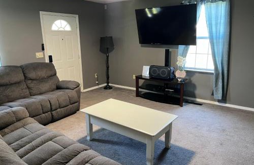 Noel House | Cozy 3 Bedroom Home a short walk to Main Street Shadow Lake Dance Night Club