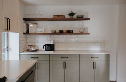 Barths House | Cozy 3BR Home with AC, Hot Tub & Walkable Restaurants