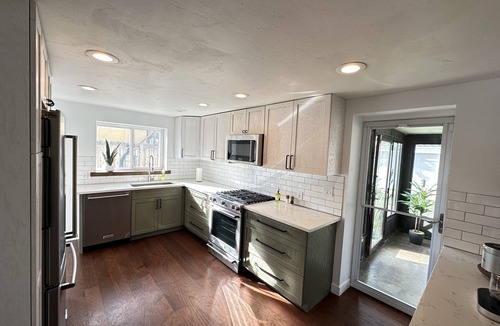 Barths House | Cozy 3BR Home with AC, Hot Tub & Walkable Restaurants