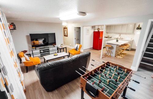 Aurora House | Cozy 5-Bedroom Home in Aurora! Perfect blend of comfort & convenience
