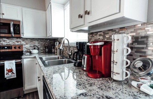 Aurora House | Cozy 5-Bedroom Home in Aurora! Perfect blend of comfort & convenience