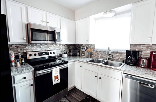 Aurora House | Cozy 5-Bedroom Home in Aurora! Perfect blend of comfort & convenience