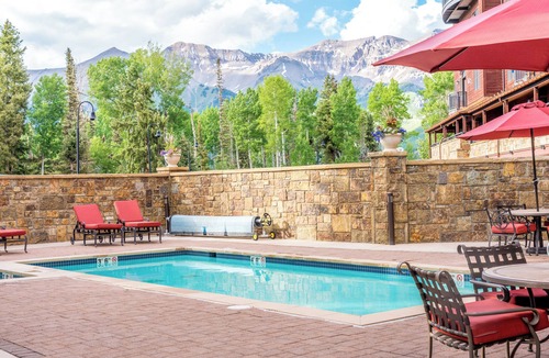 Mountain Village Hotel | Cozy Bear Creek Lodge King Room | Heated Pool, Hot Tubs & Pet-Friendly