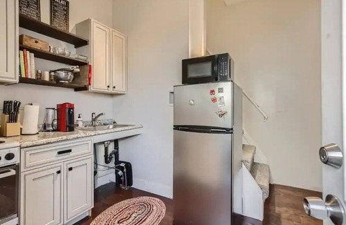 Baker Apartment | Cozy Bright 2nd Floor Guest Suite - Pet Friendly!nn
