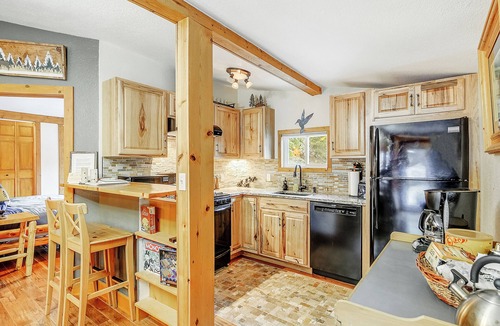 Coal Creek Canyon Cabin | Cozy cabin on creek with hot-tub and sauna