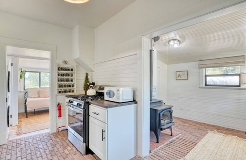 Elbert Cottage | Cozy, charming carriage house on a historic farm in Elbert