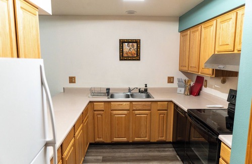 Hillcrest Estates Condo | Cozy Condo w/Trails out Back w/Hot Tub & Sauna - Near Downtown, FLC & Golfing
